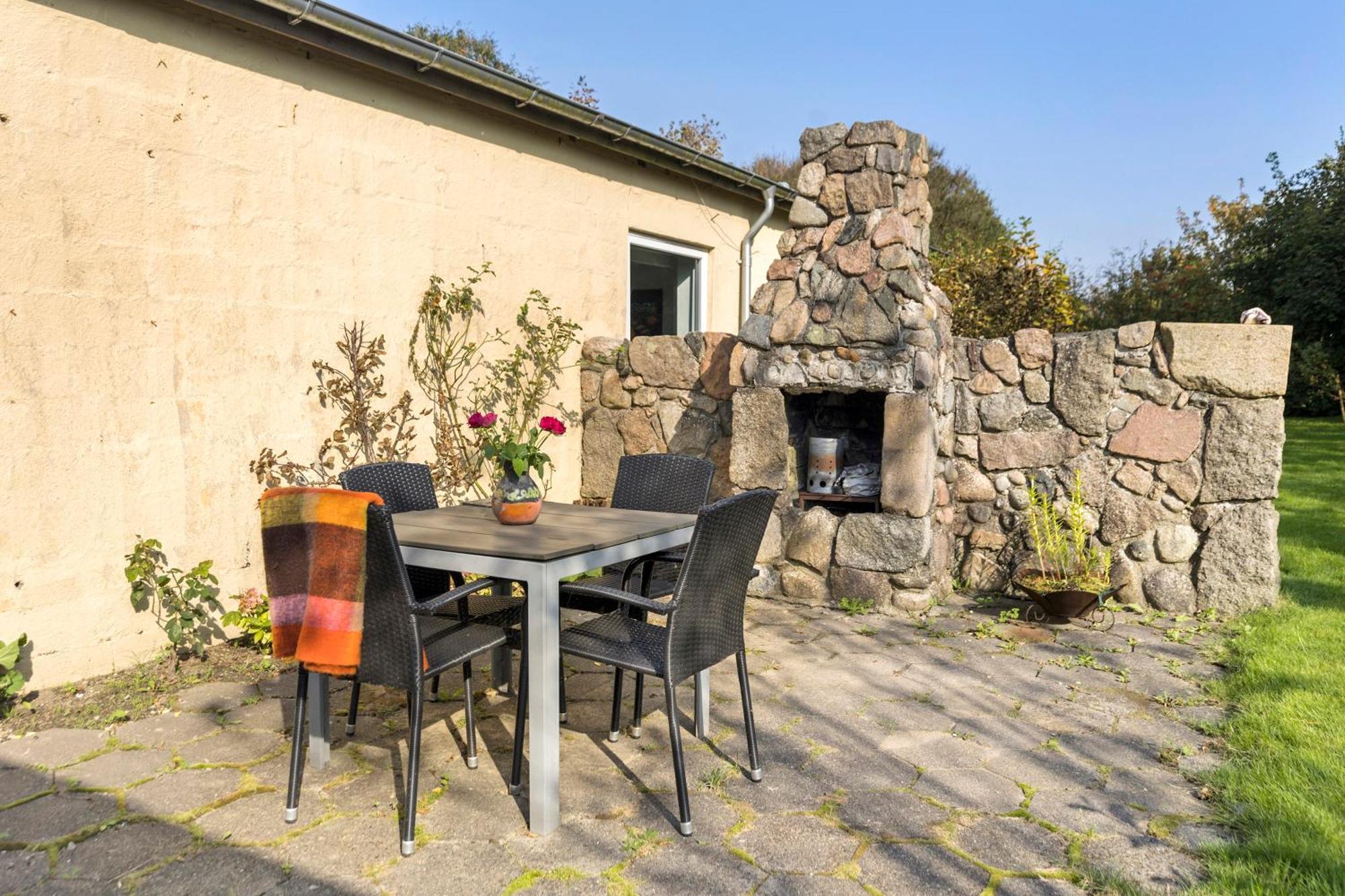 Logi I Hus Med Kunst Og Have Bed & Breakfast Vestervig Luaran gambar